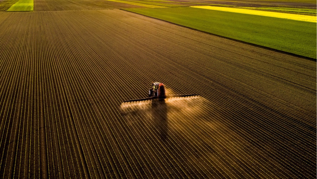 trator colocando herbicida na plantação